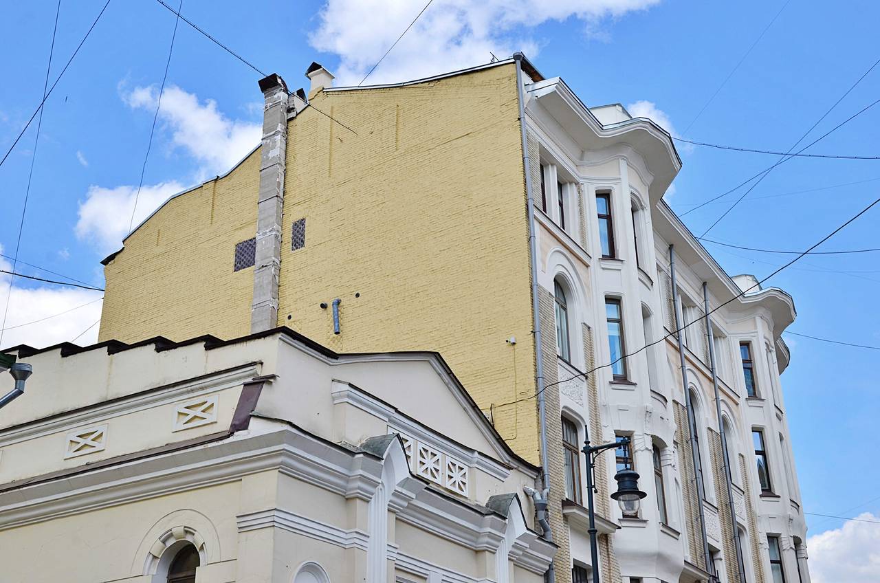 В районе Хамовники на крыше дома ХХ века ликвидировали самострой. Фото: Анна Быкова, «Вечерняя Москва»