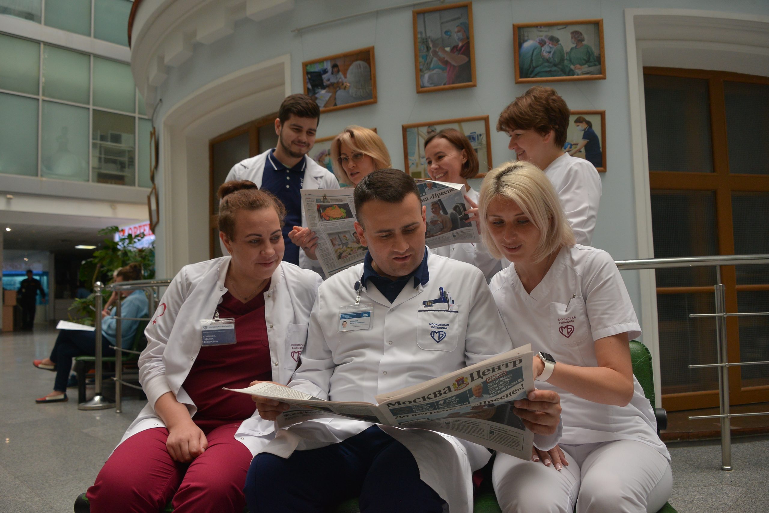 Газету «Москва. Центр» с юбилеем поздравили Первая Градская больница. Фото: Анна Малакмадзе, «Вечерняя Москва»