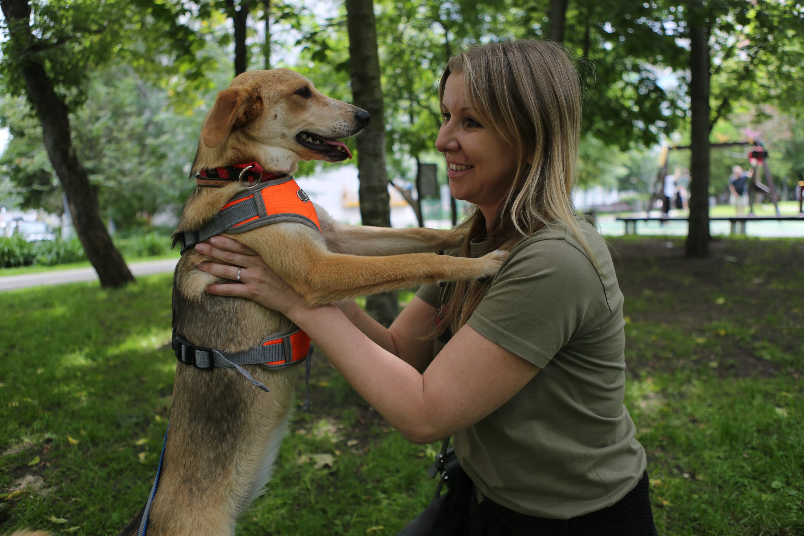 25 июня 2023 года. Волонтер Елизавета Иванова вместе с собачкой по имени Мишель. Фото предоставлено организаторами