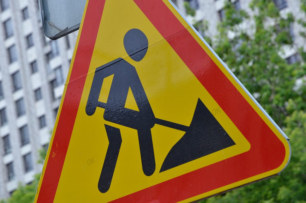 Свыше 2,4 тысячи дефектов дорожной инфраструктуры исправили в Москве за полгода