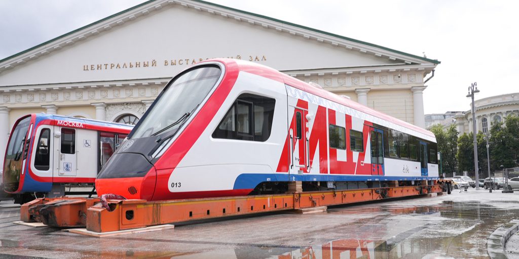 Новейшие составы ежедневно перевозят пассажиров: современный вагон «Иволга 3.0» доставили на площадь к Урбанфоруму