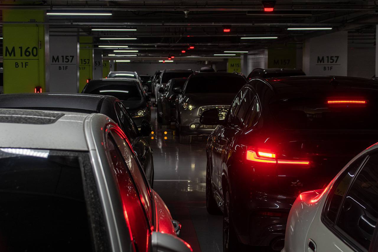 Машино-места находятся на многоуровневой подземной парковке. Фото: pixabay.com