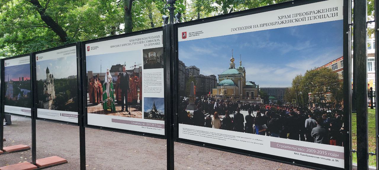 Экспозиция посвящена программе строительства православных церквей в столице, которая стартовала 13 лет назад. Фото: Дарья Ростова, «Вечерняя Москва»