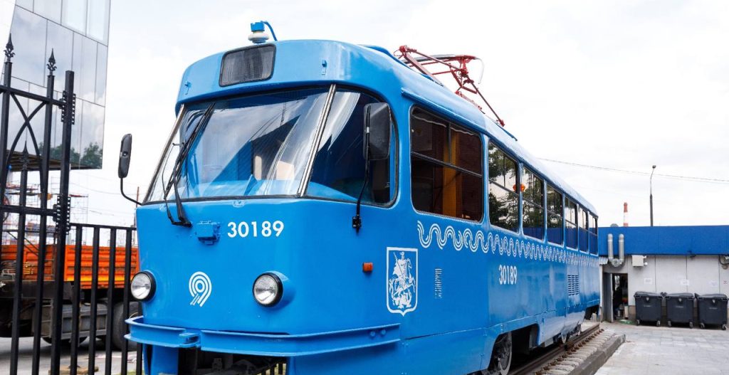 Уникальный трамвай «Татра-Т3» установили возле станции метро «Курская»