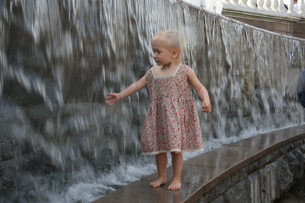 Юная москвичка прогулялась по фонтану на Манежной площади