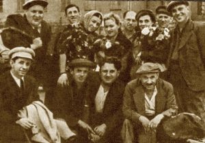 9 августа 1941 года. Бригада ЦДКА перед первым выездом на передовую. Во втором ряду вторая слева, в платочке — Лидия Русланова. Фото: pastvu.com