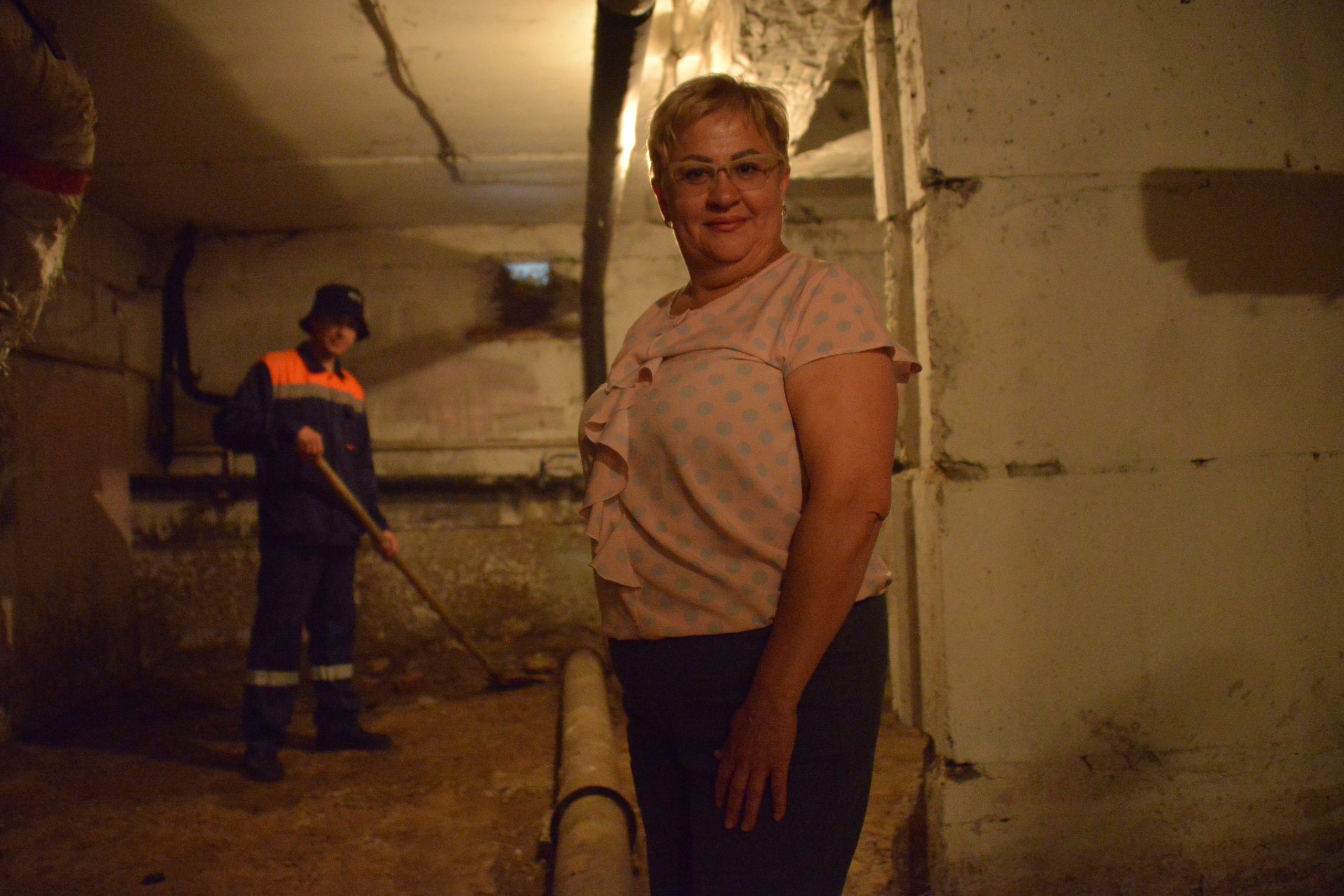 Старшая по дому Вера Алехина показывает, что теперь в подвале чисто, нет запаха и не текут трубы. Фото: Анна Малакмадзе, «Вечерняя Москва»