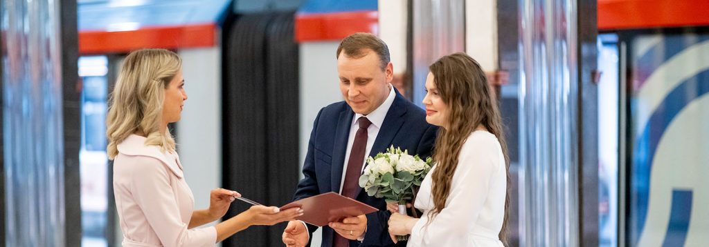 Подземная сказка: Свыше десяти пар поженились летом на станции метро «Маяковская»