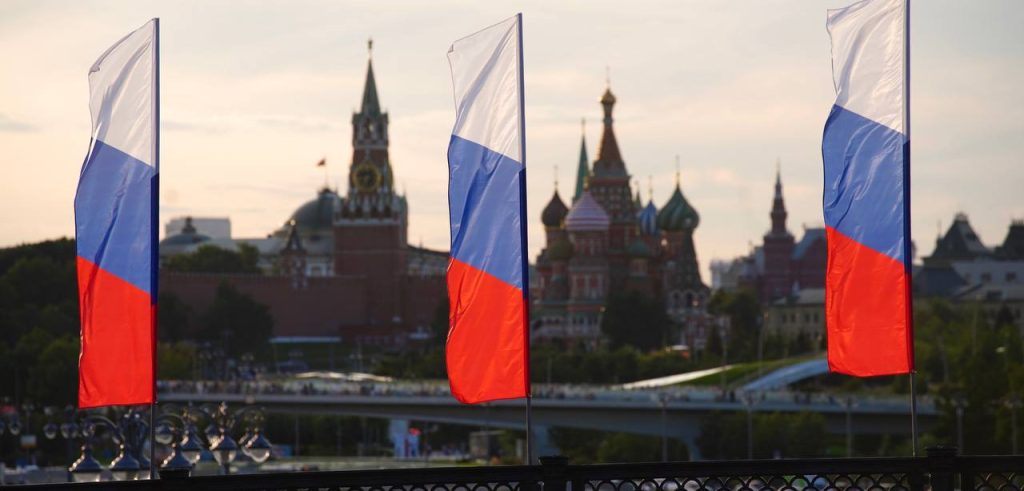 Город в триколоре: Свыше 2,5 тысячи флаговых конструкций украсили столицу ко Дню флага России