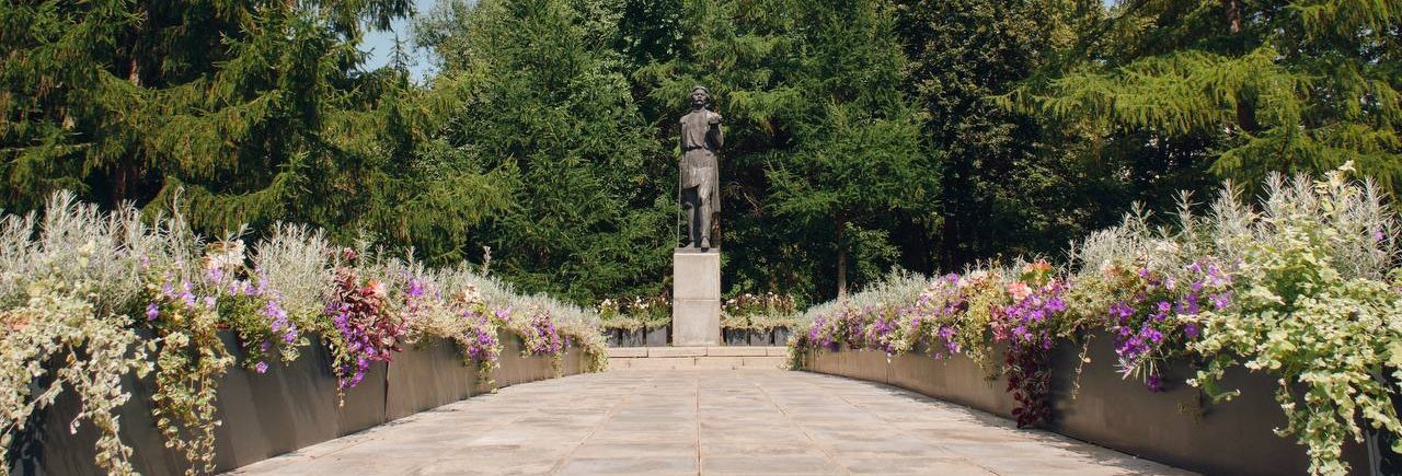 Создание в конце лета цветников у памятника стало традицией. Фото: Telegram-канал Парка Горького 
