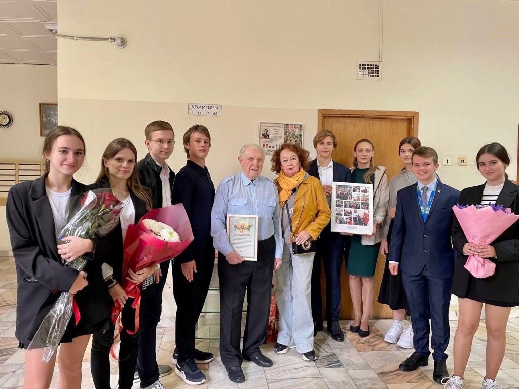 Молодые парламентарии Тверского района поздравили ветерана Великой Отечественной войны