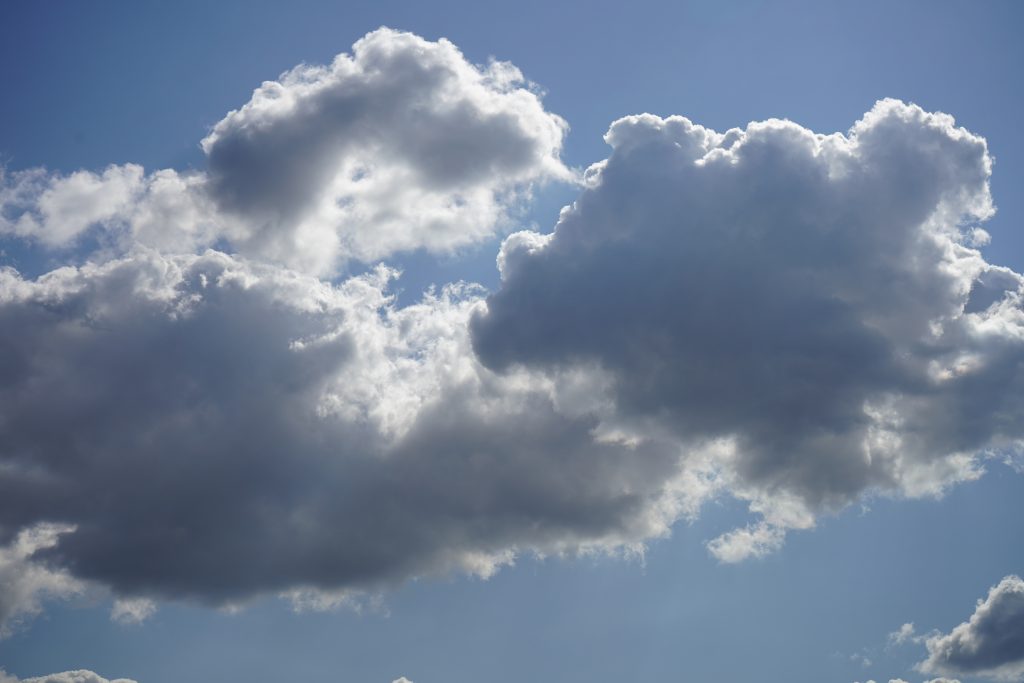 Переменная облачность без осадков ожидается в субботу в Москве