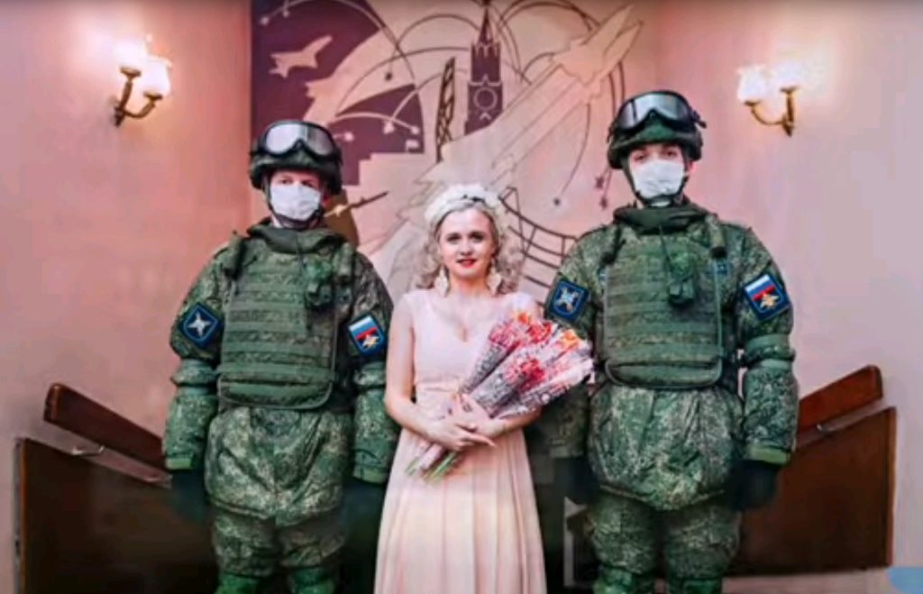 Кадр из клипа Анастасии Карасевой на песню «Военные музыканты», где она на одном из своих выступлений перед военнослужащими. Фото: скриншот клипа на песню «Военные музыканты»