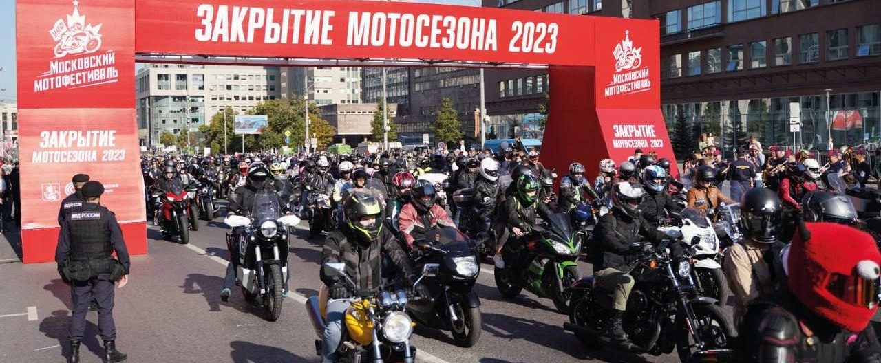В центре Москвы состоялось закрытие мотосезона, в рамках которого колонна мотоциклистов проехала по Садовому кольцу и замкнул его. Фото: Telegram-канал Дептранса