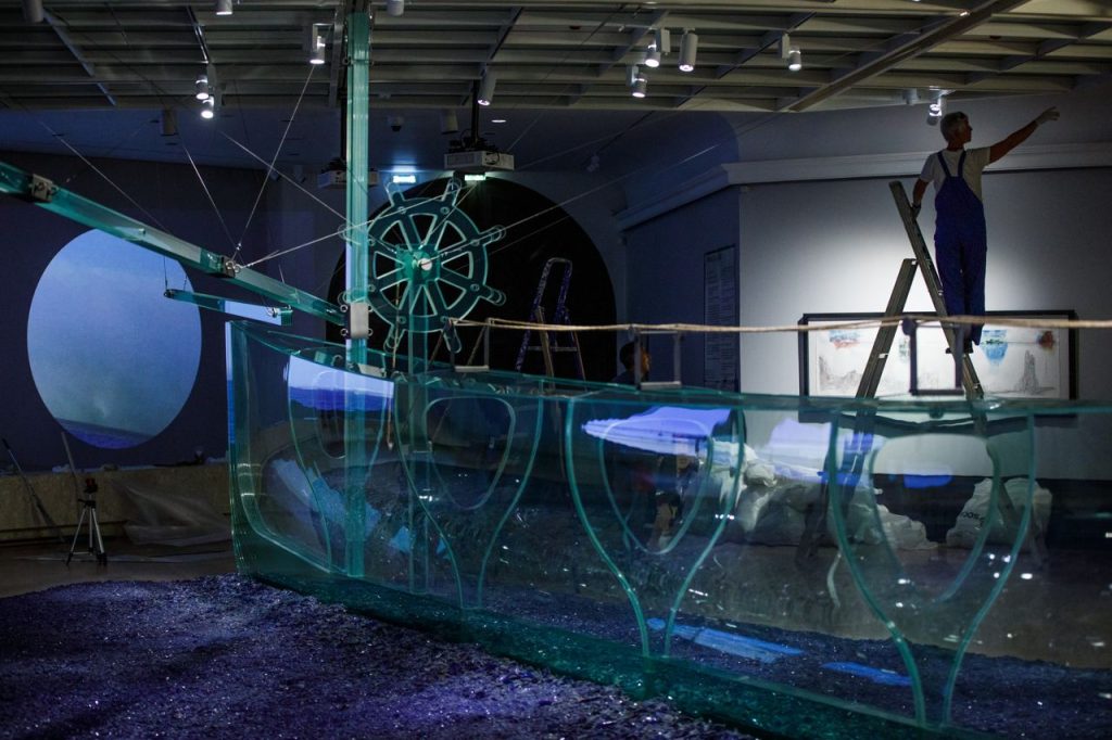 Стеклянный корабль в центре столицы, или Необычную инсталляцию установили в «Третьяковке»