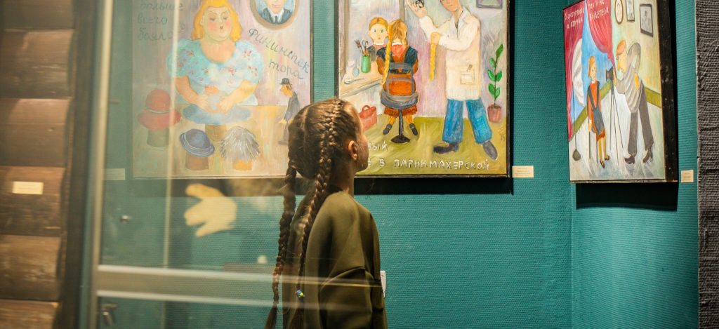 Русский наив: Выставку из коллекций двух критиков открыли в Музее русского лубка и наивного искусства