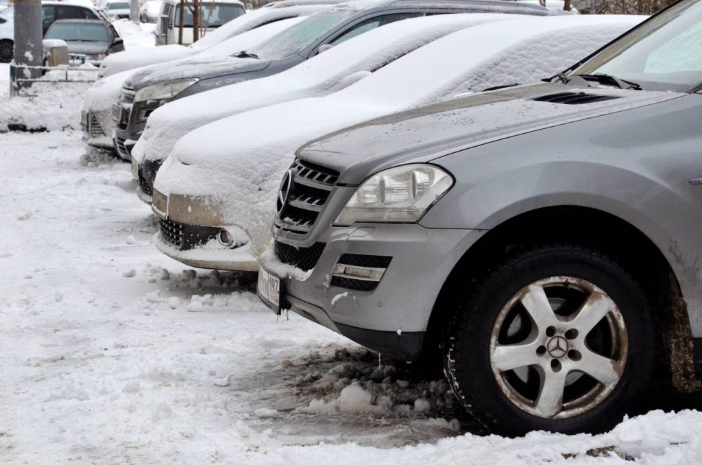 Сотрудники «Жилищника» очистили от снега парковки в Таганском районе