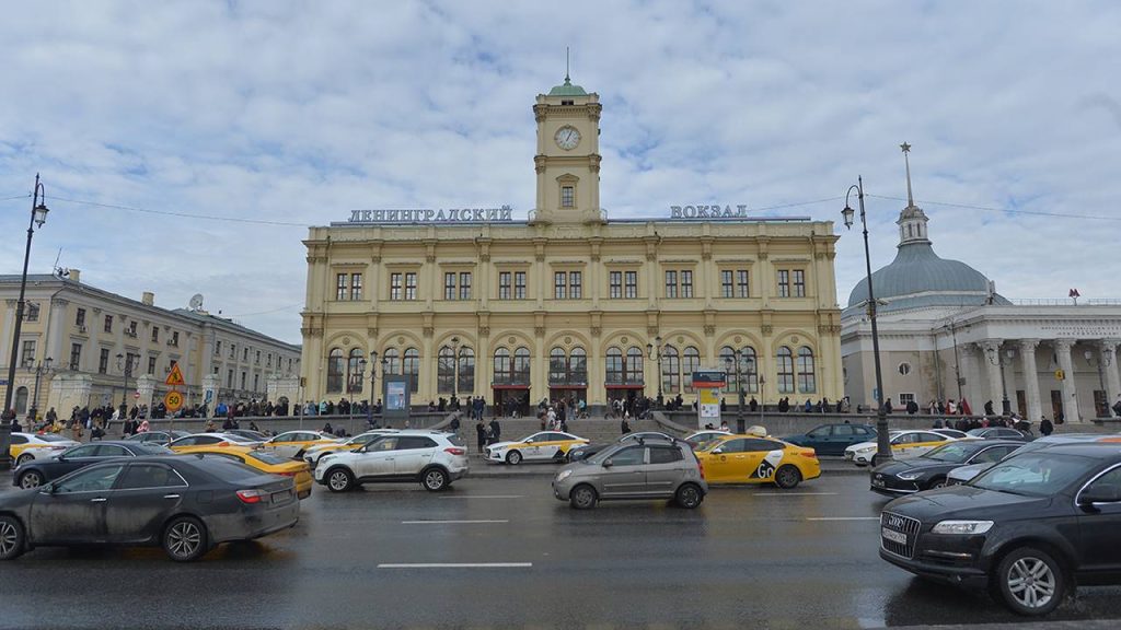 Электропоезда от Ленинградского вокзала начали следовать по измененному расписанию