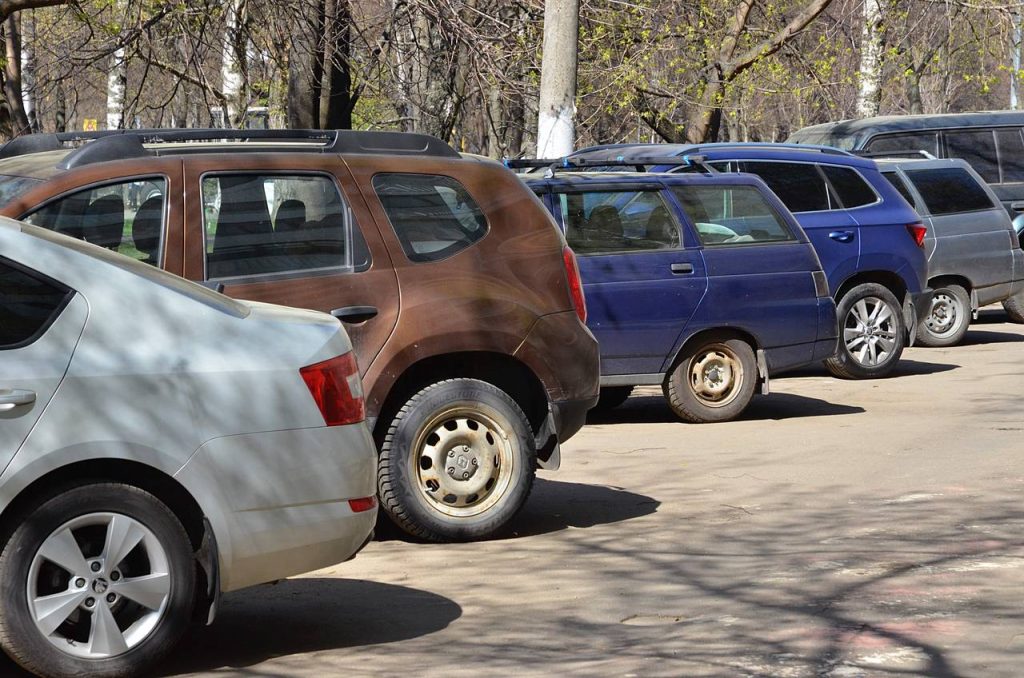 Сотрудники «Жилищника» очистили от мусора парковки в Тверском районе