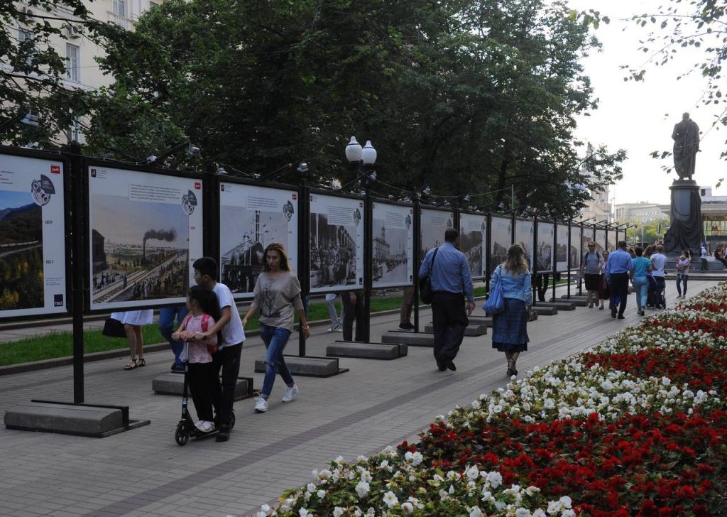 Москва — столица добрых дел: Фотовыставка о волонтерах открылась на Чистопрудном бульваре