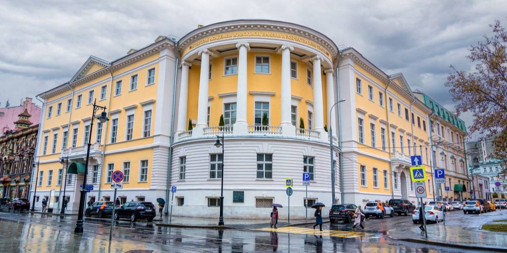 Белокаменные колонны и слуховые домики: Фасадам дома Юшкова вернули исторический облик