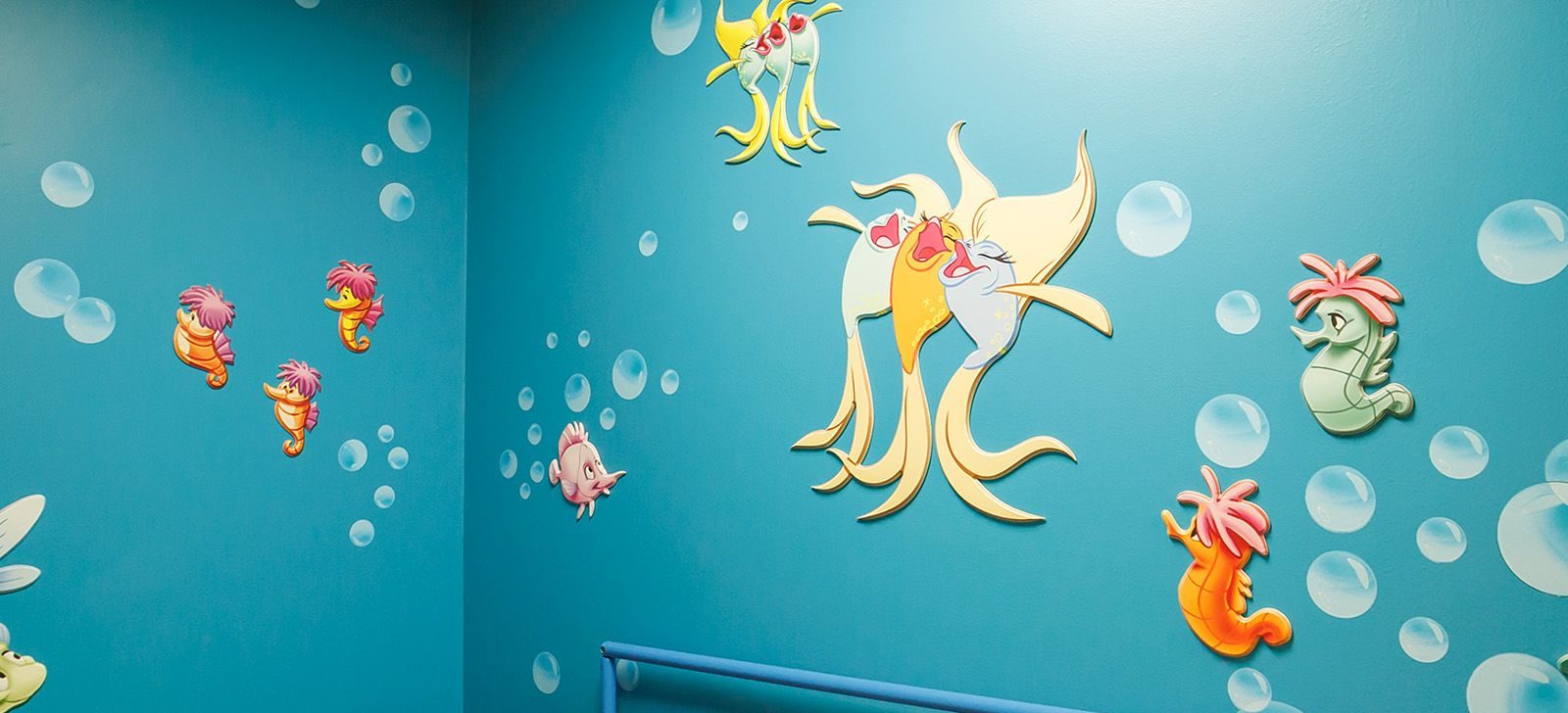 В «Морозовке» на стенах изображены разноцветные рыбы, морские коньки и многое другое, например, аппарат МРТ выполнен в виде батискафа. Фото: сайт мэра Москвы