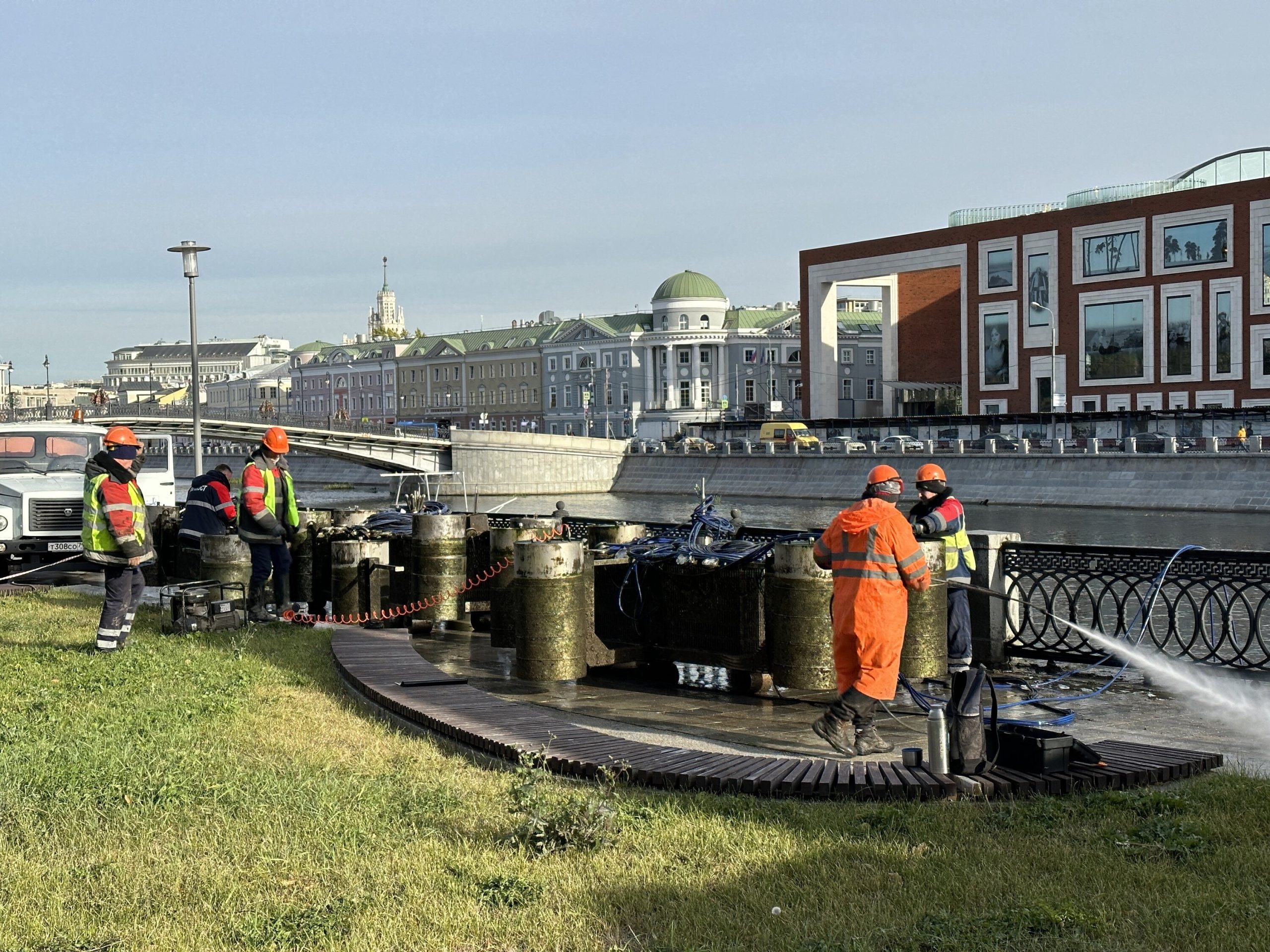 Специалисты тщательно промывают каждый модуль под сильным напором воды. Фото: Агентство городских новостей «Москва»
