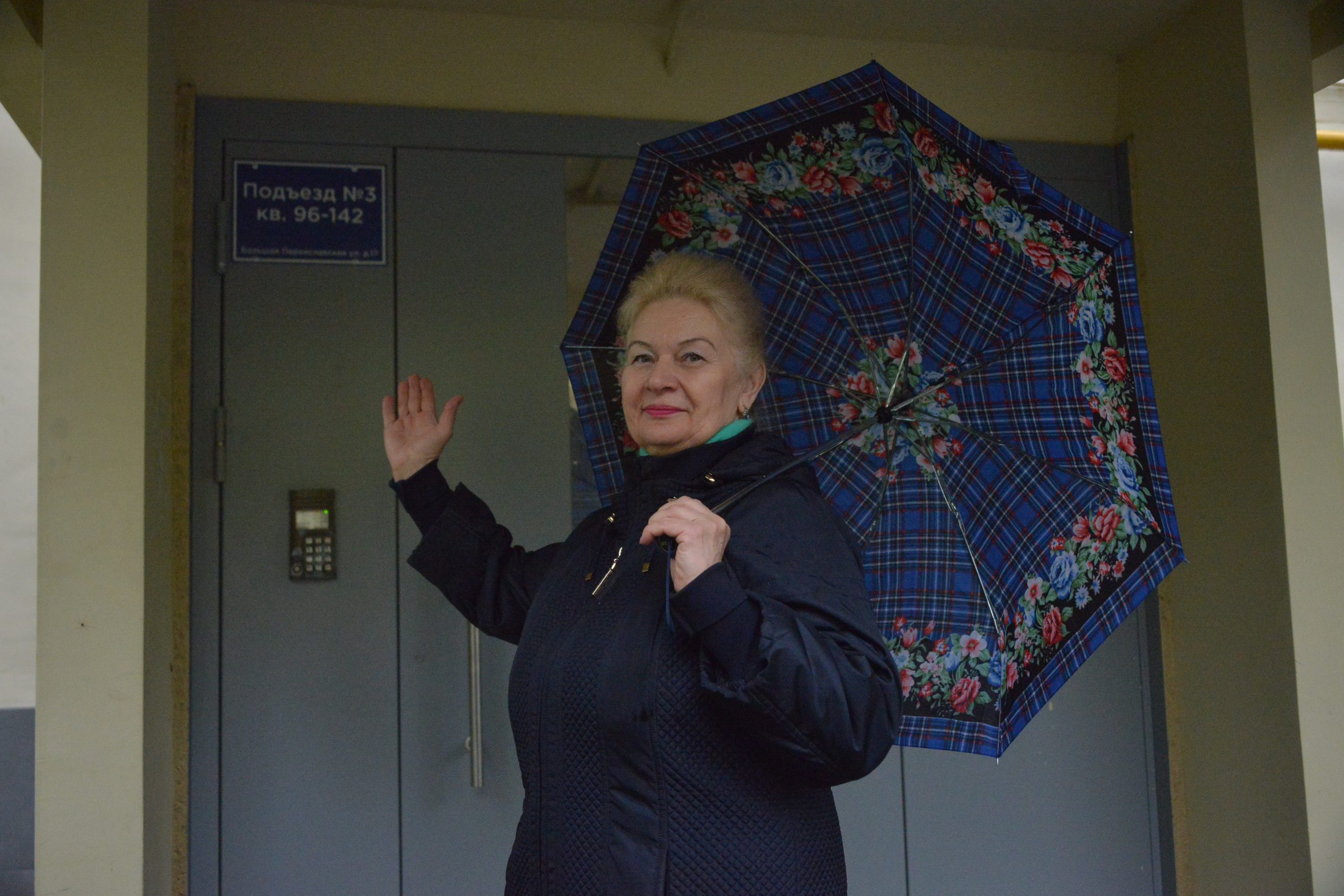 Жительница дома Алла Шевцова рада, что ее гости теперь всегда будут знать, в какой подъезд зайти. Фото: Анна Малакмадзе, «Вечерняя Москва»