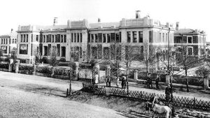 Административный корпус, 4-й Добрынинский переулок. Фото 2011 года Морозовская больница в начале XX века. Фото: П.П. ПАВЛОВ/PASTVU.COM