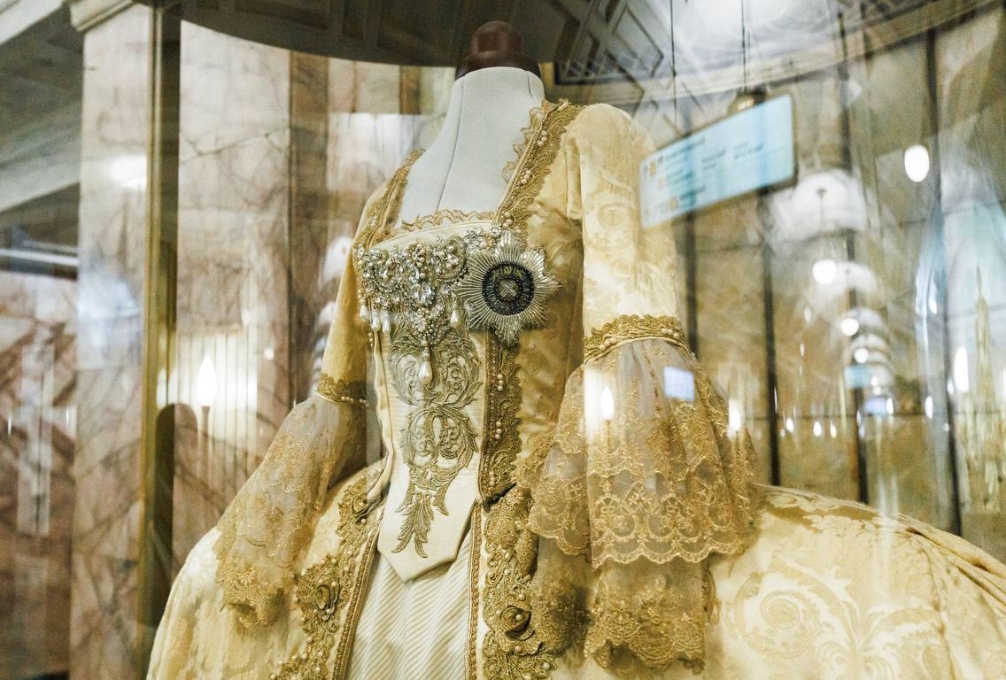 Пассажиры смогут увидеть платья российских императриц. Фото: Telegram-канал Дептранса