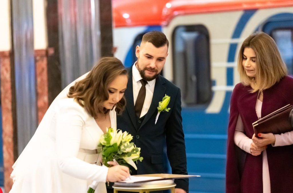Три ночные церемонии бракосочетания провели на станции метро «Маяковская» за выходные