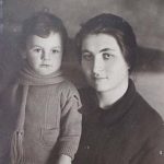 Маленький Булат с мамой, Ашхен Степановной. Они 16 лет пробыли в разлуке. Фото: OKUDSHAVA.RU 