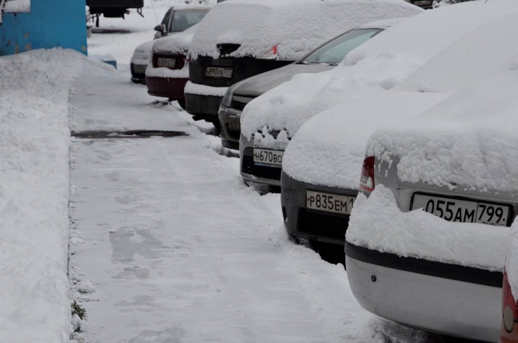 Сотрудники «Жилищника» очистили от снега парковки в Таганском районе
