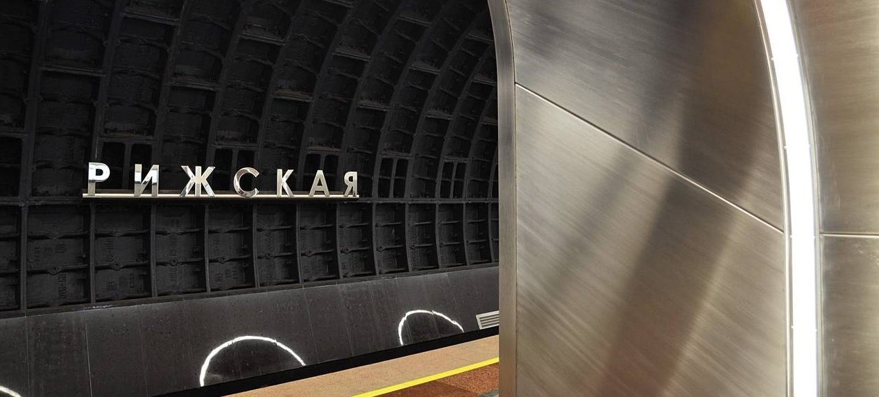 Станцию выполнили в стиле лофт: чугунные тюбинки обделки тоннелей использовали для дизайна. Фото: Анна Быкова, «Вечерняя Москва»