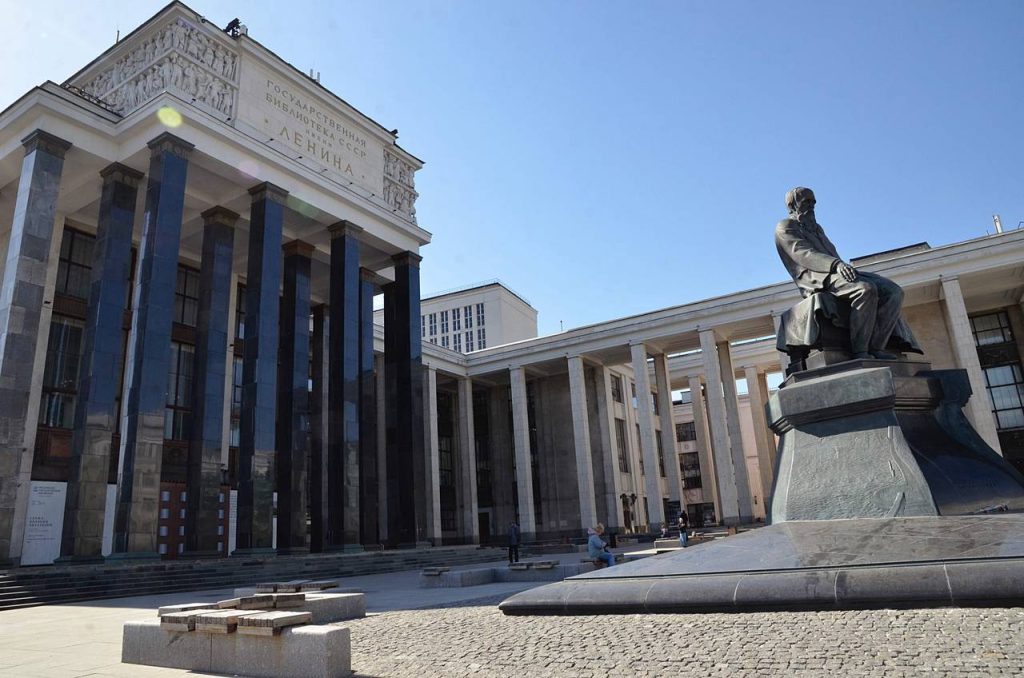 Свыше 20 скульптур на парапетах библиотеки имени Ленина отреставрируют за полгода