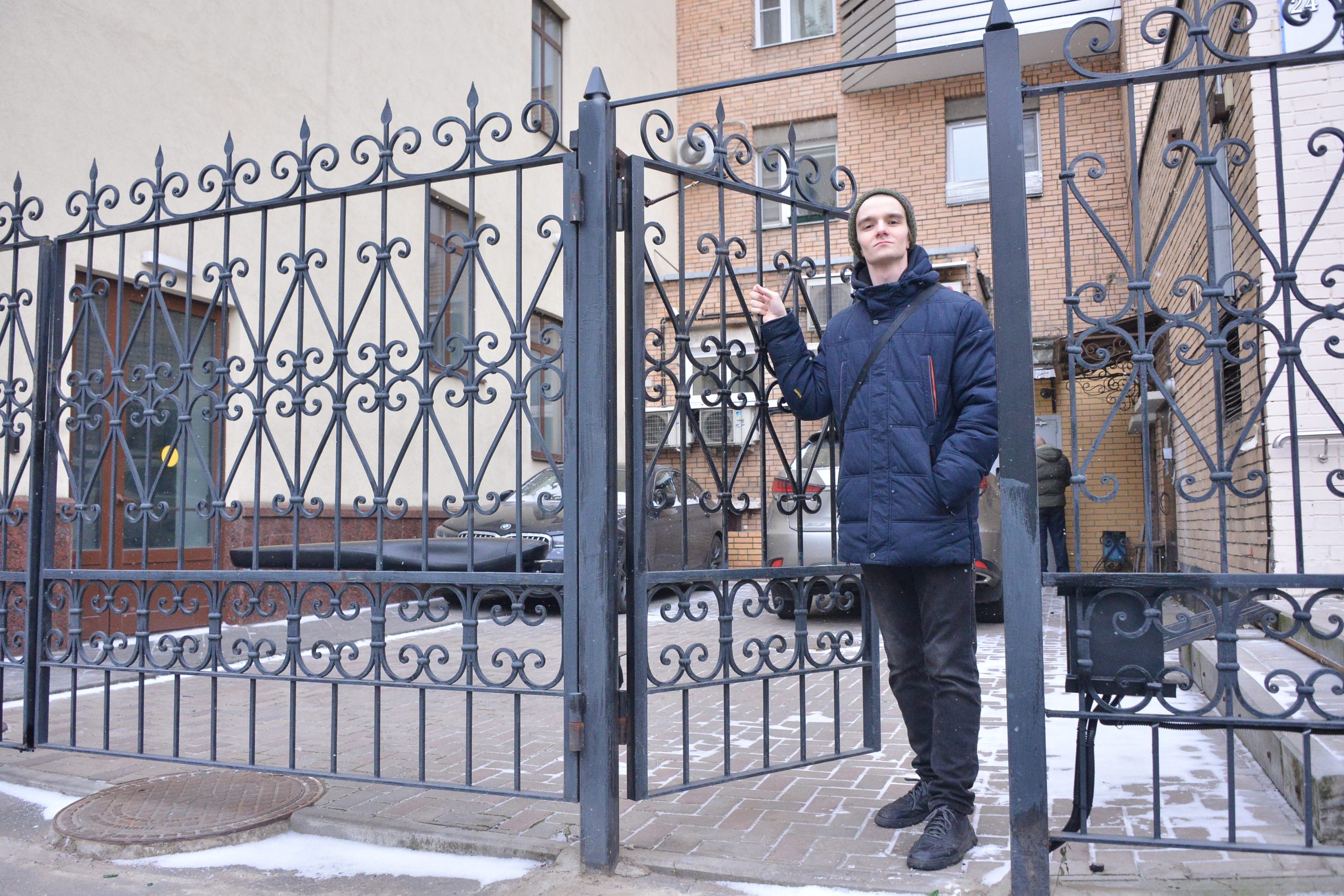 Житель дома Сергей Ярцев доволен, что теперь и ворота, и калитка открываются без всяких проблем. Фото: Анна Малакмадзе, «Вечерняя Москва»