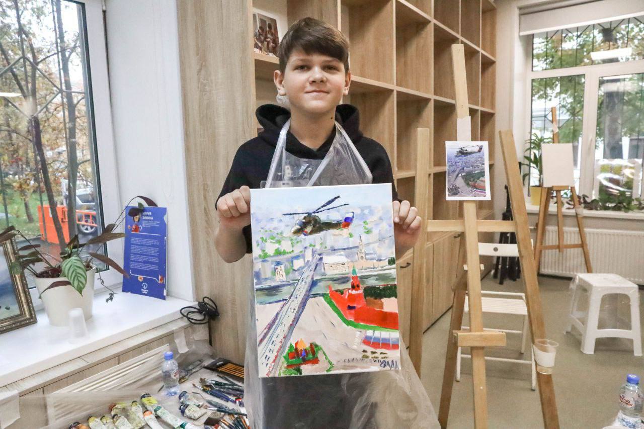 23 октября. Влад Бачинский со своей картиной, созданной с помощью художников проекта «Синергия добра»