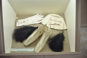Белые лайковые перчатки и бальные туфли. XIX век. Фото: Анна Малакмадзе, «Вечерняя Москва»