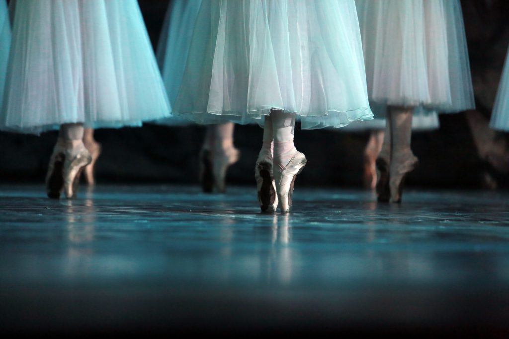 Фотовыставка к 250-летию Московской государственной академии хореографии открылась на Арбате