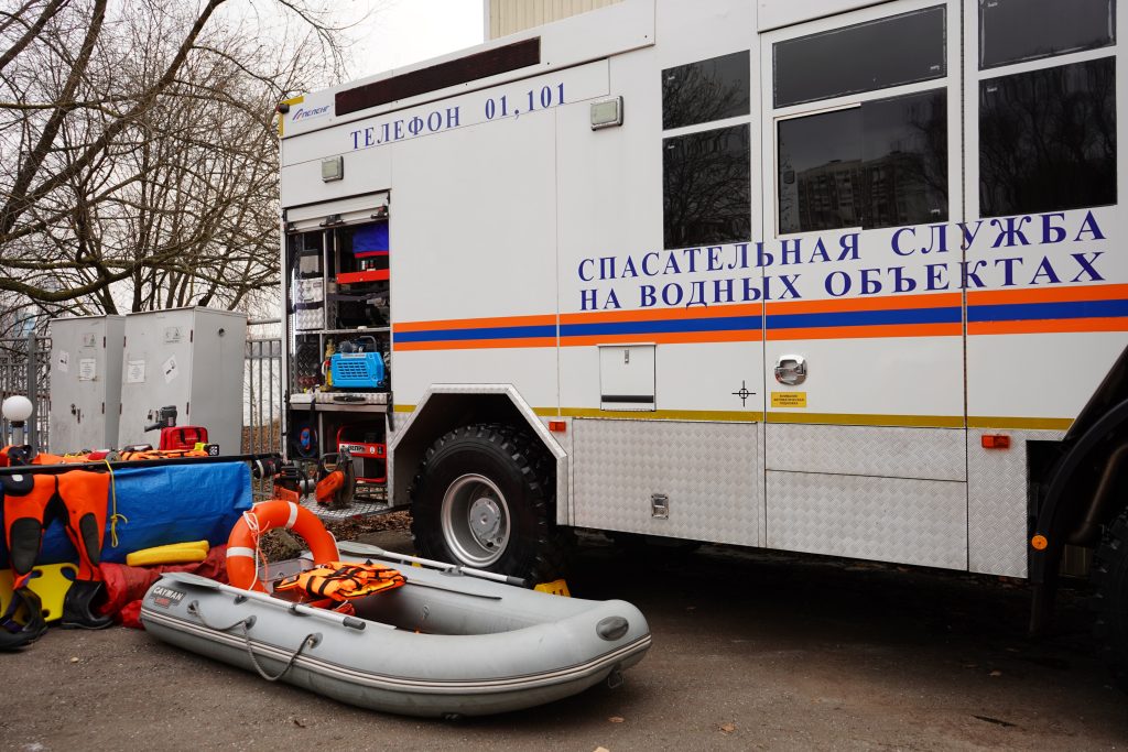 Подготовку бригад поисково-спасательных служб на воде и специального оснащения к зимнему периоду завершили в Москве