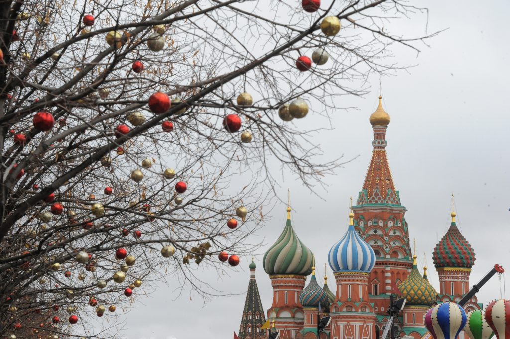 Скоро Новый год: Москву начали украшать к праздникам
