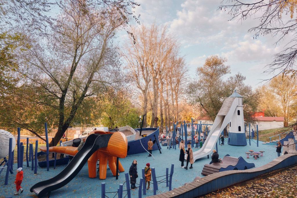 Ремонт завершили на четырех детских площадках в Парке Горького