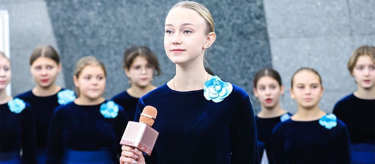 Юные москвичи исполнили наиболее известные песни юбиляра. Фото: Telegram-канал Дептранса 