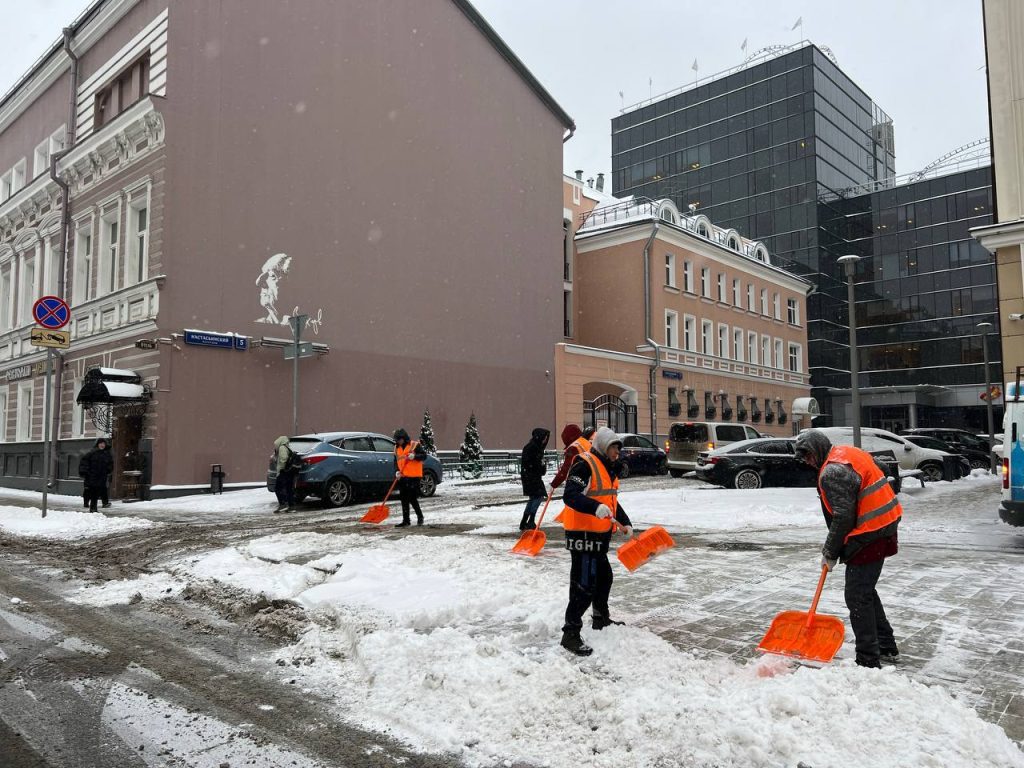 Работы по уборке снега организовали в центре Москвы