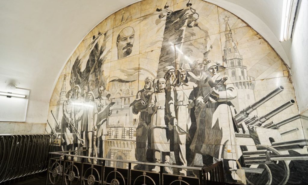 Секреты мозаичного искусства: жителям рассказали о художественном панно в переходе со станции метро «Новокузнецкая»