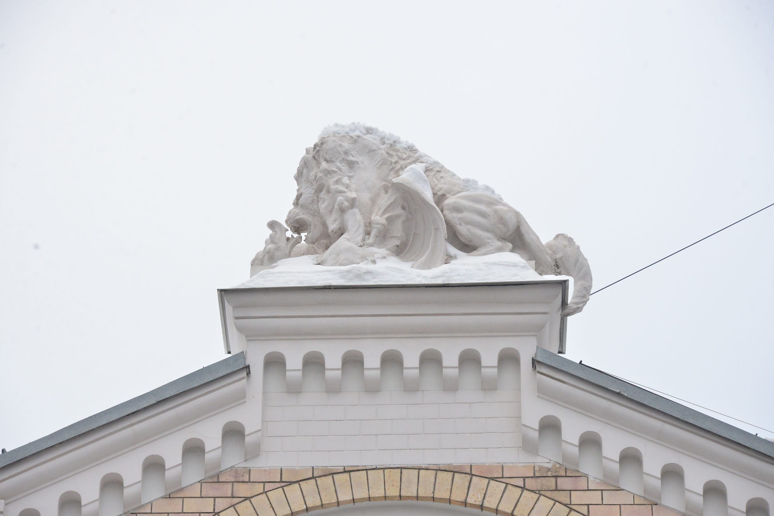Дом Бойцова на Спиридоновке увенчан скульптурной группой: лев, олицетворяющий добро и благородство, побеждает дракона. Фото: Анна Малакмадзе, «Вечерняя Москва»