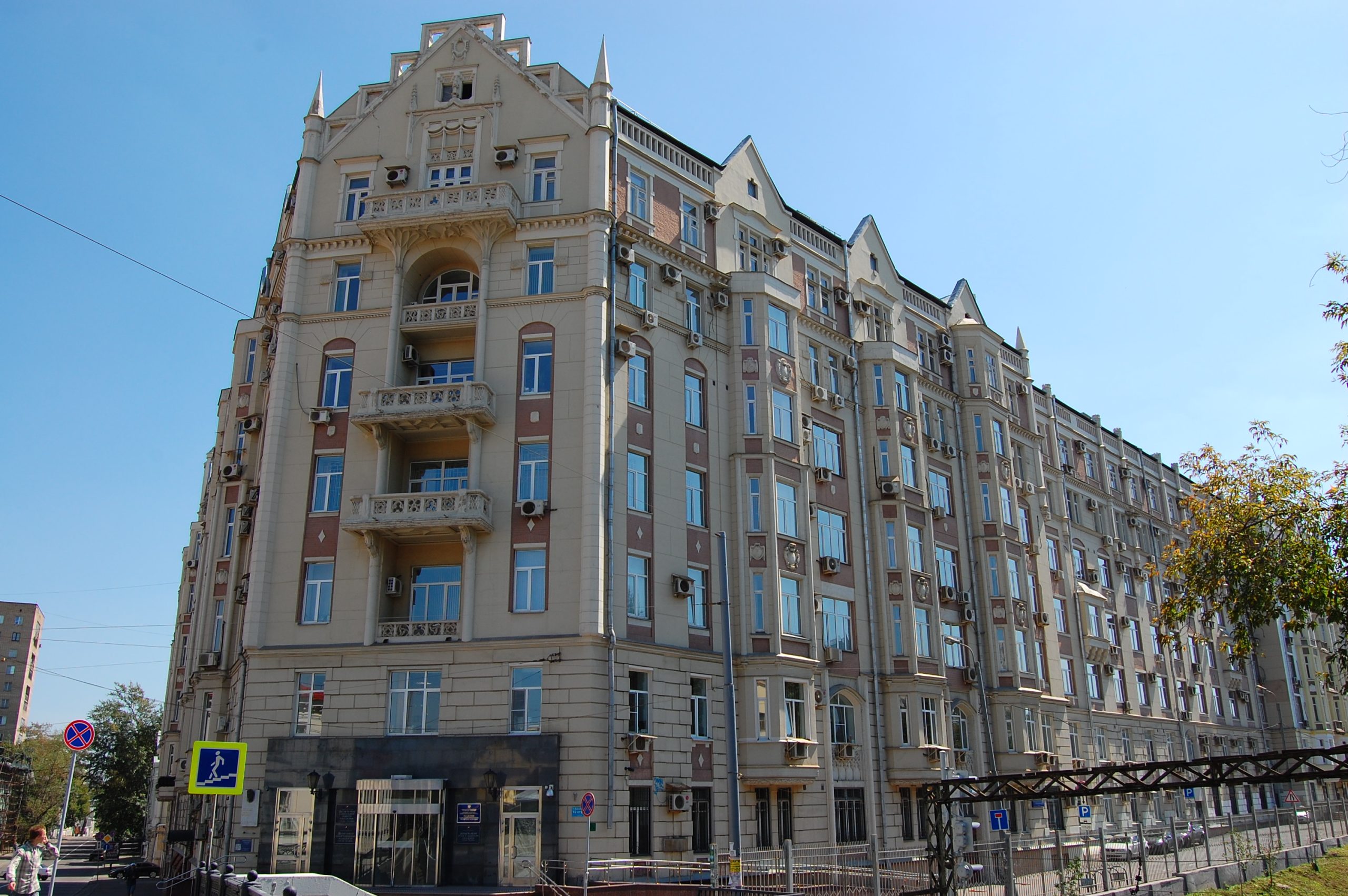 Новая Басманная, дом 10. Комната Фатьяновых была нашестом этаже, окнами на Курский вокзал. Фото: Wikipedia.org 