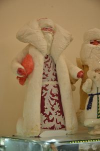 В коллекции музея много ватных Дедов Морозов и Снегурочек. Фото: Анна Малакмадзе, «Вечерняя Москва»