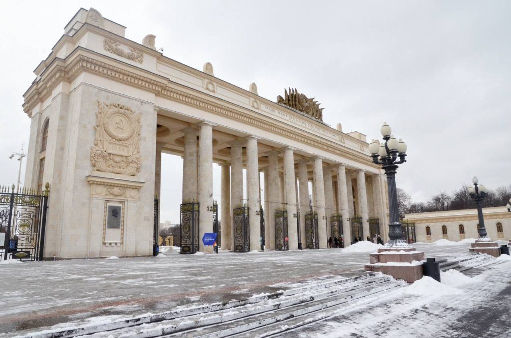 Выставки под открытом небом открыли в центре Москвы