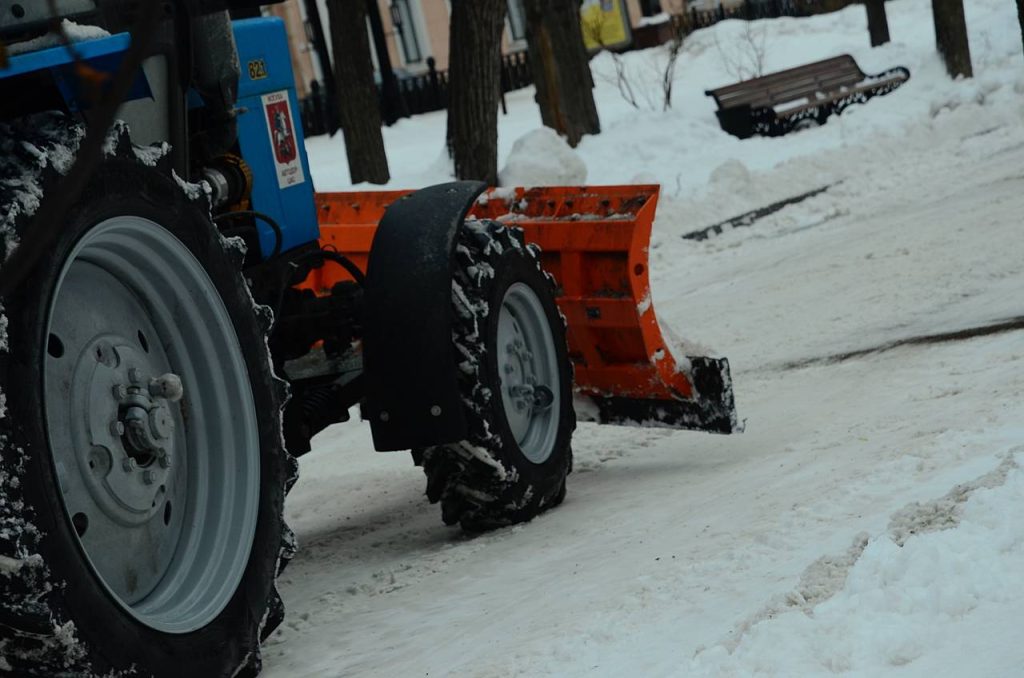Сотрудники ГБУ «Жилищник» очистили от снега парковочные карманы в Таганском районе